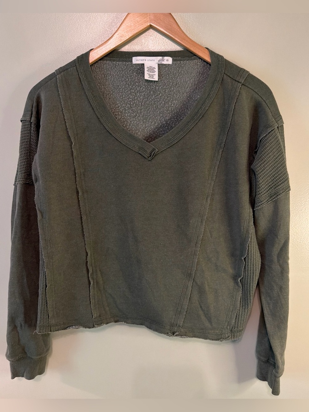 Altar’d State Women’s Green Waffle Knit V Neck Raw Hem Pullover Sweatshirt XS